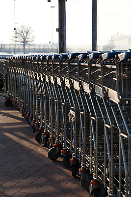 포토 JPG 해외이미지 유럽 컨셉 교통시설 추상 사람없음 야외 세로 햇빛 세일 바구니 상점 금속 카트 흰색 바퀴 시장 구매 주식 컨테이너 쇼핑몰 무역 상업 새장 소매 슈퍼마켓 줄서기 많음 해외202004 해외포토 나라 산업 컬러 교통 무늬 모션 재질 금융 쇼핑 태양 시설 케이지 파일형식 이미지허브