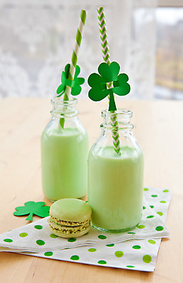 포토 JPG 해외이미지 행복 음료 음식 유리 휴가 사람없음 장식 초록색 컬러풀 봄 줄무늬 거품 우유 신선 점 클로버 토끼풀 냅킨 아일랜드 밀짚 떨림 강조 해외202004 해외포토 식물 계절 감정 유럽 컬러 무늬 모션 재질 유제품 짚 파일형식 이미지허브