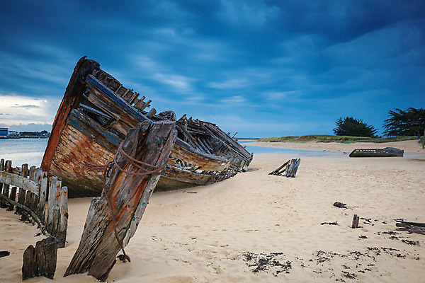 포토 JPG 해외이미지 유럽 모래 바다 하늘 낚시 항해 사람없음 목재 파란색 프랑스 보트 땅 버리기 부식 함선 장노출 폭풍 옛날 조난 해외202004 해외포토 나무 나라 컬러 배_교통 재료 모션 레저 날씨 촬영기법 파일형식 이미지허브