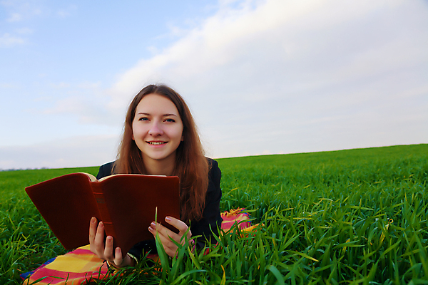 포토 JPG 해외이미지 1 학생 여학생 기독교 얼굴 어린이 밭 휴식 한명 야외 10대 책 독서 성경 일몰 저녁 거짓말 해외202004 해외포토 여자 종교 컨셉 농업 종교용품 청소년 사람 신체부위 노을 야간 파일형식 이미지허브
