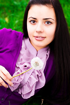 포토 JPG 해외이미지 백인 모델 1 라이프스타일 응시 여자 얼굴 잎 자연 한명 사람 성인 초록색 금발 태양 유행 활발 우아함 피부 입술 시력 사춘기 천진난만 완전 해외202004 해외포토 자연요소 서양인 식물 헤어스타일 시선 컬러 컨셉 생활 신체부위 생태계 파일형식 이미지허브