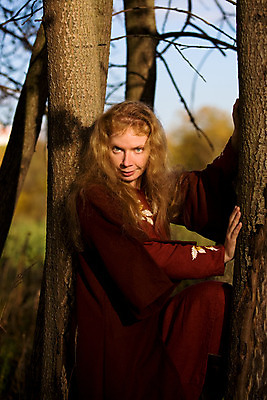 포토 JPG 해외이미지 나무 백인 1 손 드레스 옷 여자 자연 요정 이야기 한명 사람 빨간색 금발 일몰 꿈 마법사 가을 흰색 중세 저녁 숲 신화 공상 전설 해외202004 해외포토 서양인 식물 헤어스타일 계절 컬러 신체부위 노을 역사 야간 생태계 파일형식 이미지허브