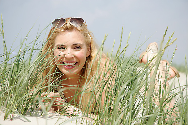 포토 JPG 해외이미지 드레스 안경 여유 모래 바다 포즈 이동 신체 발 자연 하늘 휴가 휴식 한명 금발 선글라스 달리기 태양 기쁨 모래언덕 거짓말 발트해 보호구역 양발 해외202004 해외포토 자연요소 1 헤어스타일 잡화 옷 감정 컨셉 모션 북유럽 사람 신체부위 언덕 생태계 구역 파일형식 이미지허브