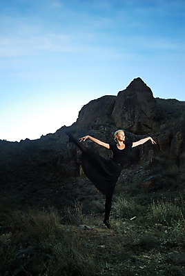 포토 JPG 해외이미지 백인 라이프스타일 옷 여자 포즈 이동 모션 산 미술 한명 사람 야외 유행 일몰 기쁨 댄서 춤 화려 우아함 유연 발레 열정 단아함 사춘기 스타일 해외202004 해외포토 서양인 직업 1 감정 컨셉 문화예술 생활 노을 파일형식 이미지허브