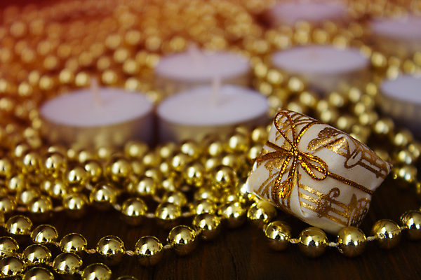 포토 JPG 해외이미지 계절 별 백그라운드 크리스마스 겨울 와인잔 목걸이 공 유리 탁자 휴가 조명 프레임 선물 미술 사람없음 장식 초록색 파란색 빛 우주 종 축하 황금 구슬 여의주 해외202004 해외포토 자연요소 기념일 컬러 가구 컨셉 술잔 장신구 재질 문화예술 파일형식 이미지허브