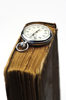 포토 JPG 해외이미지 학생 종이 시계 과학 컨셉 사람없음 책 독서 달리기 시간 업무 메시지 손목시계 측정 공포 과거 시트 월 분 영원 정확 해외202004 해외포토 장신구 모션 작업 날짜 파일형식 이미지허브