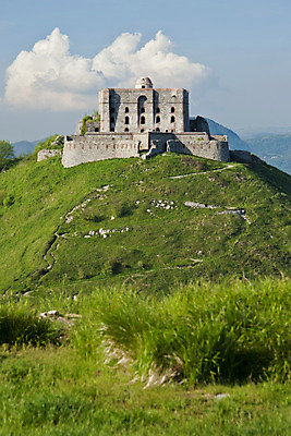 포토 JPG 해외이미지 유럽 벽 건축양식 사람없음 건물 초록색 이탈리아 성 역사 재산 보호 지중해 언덕 옛날 해외202004 해외포토 건축물 건축 나라 바다 컬러 컨셉 금융 파일형식 이미지허브