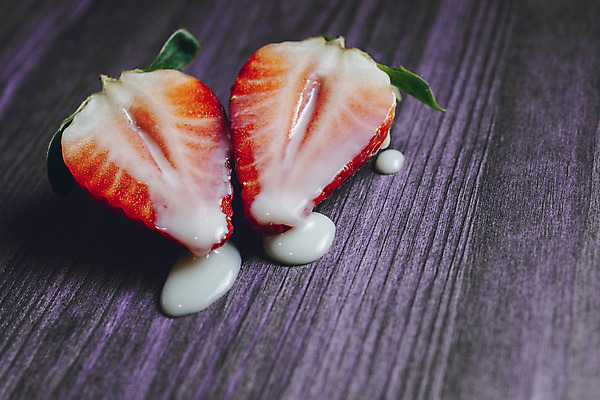 포토 JPG 해외이미지 백그라운드 딸기 단면 사람없음 신선 달콤 카피스페이스 나무배경 해외202004 연유 해외포토 과일 식재료 공백 맛 파일형식 이미지허브