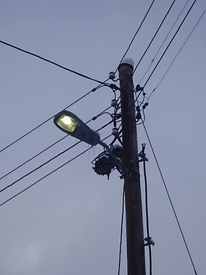 포토 JPG 해외이미지 도로 가로등 전구 하늘 조명 거리 서기 사람없음 빛 노란색 금속 힘 회색 에너지 램프 전화기 오브젝트 철사 돛대 평행 철강 해외202004 해외포토 공공시설 길 컬러 교통시설 모션 재질 파일형식 이미지허브