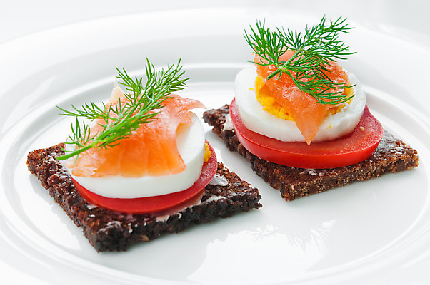 포토 JPG 해외이미지 접시 음식 빵 2 토마토 채소 샌드위치 건강 어류 사람없음 가로 빨간색 초록색 갈색 계란 식사 흰색 신선 닫기 아침식사 허브 카나페 연어 후추 딜 핸드메이드 통밀 해외202004 비건음식 해외포토 식물 식기 컬러 모션 서양음식 알 수중동물 밀 향신료 파일형식 비건 이미지허브