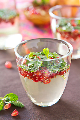 포토 JPG 해외이미지 음료 음식 다이어트 과일 휴가 사람없음 빨간색 초록색 컬러풀 파티 식당 거품 추위 신선 칵테일 달콤 레모네이드 민트 상쾌 석류 모히토 소다 해외202004 해외포토 감정 컬러 주류 건강 이벤트 상점 맛 허브 에이드 파일형식 이미지허브