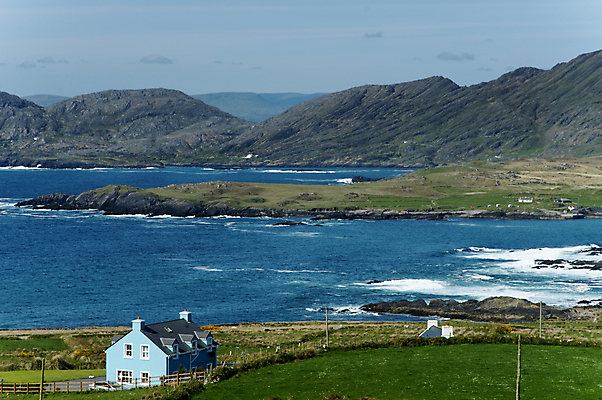 포토 JPG 해외이미지 바다 여행 자연 하늘 날씨 주택 풍경 사람없음 야외 초록색 물 파란색 농장 맑음 바위 시골 만 장면 아일랜드 대서양 해외202004 해외포토 자연요소 유럽 컬러 농업 건물 돌_바위 생태계 파일형식 이미지허브