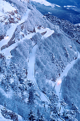 포토 JPG 해외이미지 나무 구름 계절 도로 바다 겨울 자동차 하늘 풍경 경사 사람없음 파란색 계곡 도시 소나무 숲 언덕 침엽수 타운 스카이라인 해외202004 해외포토 자연요소 식물 길 육상교통 컬러 교통시설 파일형식 이미지허브