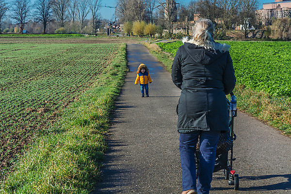 포토 JPG 해외이미지 라이프스타일 아들 할머니 가족 자연 엄마 손자 사람 소년 두명 뒷모습 걷기 유치원 회색 육아 성장 가을 밀기 유모차 세대 걸음마 조부모 해외202004 해외포토 계절 여자 교육 노년 남자 어린이 뷰포인트 컬러 관계 모션 생활 아기용품 손주 생태계 파일형식 이미지허브
