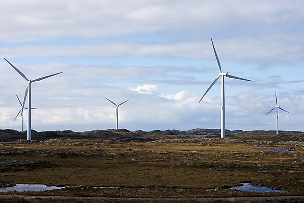 포토 JPG 해외이미지 식물 구름 유럽 밭 자연 하늘 바람 노르웨이 풍경 사람없음 야외 초록색 파란색 농장 환경 탑 금속 힘 재활용 풍차 발전기 에너지 흰색 칼날 변화 프로펠러 자원 세대 유지 내추럴 방앗간 공급 해외202004 해외포토 자연요소 건축물 나라 컬러 컨셉 농업 재질 날씨 발전소 친환경 생태계 파일형식 이미지허브