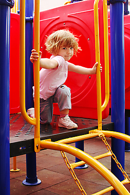 포토 JPG 해외이미지 백인 공원 여자 어린이 포즈 놀이 한명 사람 청춘 기쁨 흰색 표현 달콤 놀이터 만족 천진난만 해외202004 해외포토 서양인 1 공공시설 감정 컬러 컨셉 맛 파일형식 이미지허브