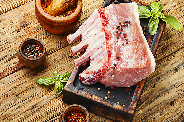 포토 JPG 해외이미지 음식 도마 실내 생고기 육류 돼지고기 사람없음 신선 날것 돼지갈비 해외202004 해외포토 식재료 주방용품 내부 파일형식 이미지허브