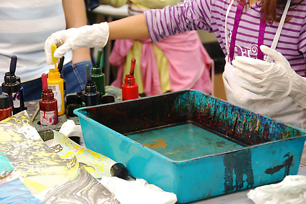 포토 JPG 해외이미지 직업 손 여자 문화 실내 창조 미술 사람 취미 사람없음 페인트 붓 작업 책상 그림 예술가 DIY 해외202004 해외포토 가구 문화예술 내부 신체부위 파일형식 이미지허브