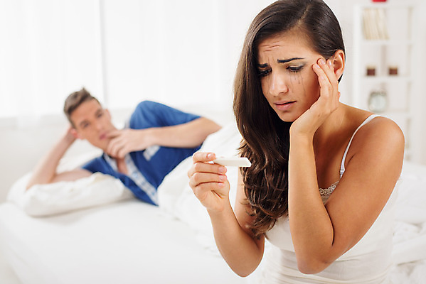 포토 JPG 해외이미지 커플 스트레스 실내 건강 사람 두명 가로 임신 침실 슬픔 흰색 침대 좌절 결과 울음 걱정 충격 문제 해외202004 해외포토 감정 컬러 가구 컨셉 관계 표정 내부 파일형식 이미지허브