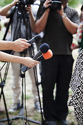 포토 JPG 해외이미지 손 통신 회의 관리 말하기 사람없음 카메라 텔레비전 소리 장비 정보 잡기 기자 신문 뉴스 중앙 토론 질문 마이크 보고서 면접 라디오 오디오 방송 언론 리포터 일반 동영상 목소리 생존 해외202004 해외포토 직업 음향기기 비즈니스 모션 신체부위 간행물 전자제품 파일형식 이미지허브
