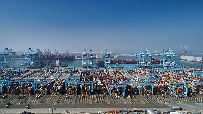 포토 JPG 해외이미지 유럽 산업 바다 비즈니스 교통시설 항해 사람없음 경제 세계 글로벌 쌓기 항구 거래 트럭 화물 보트 상품 컨테이너 화물선 조선소 창고 기중기 무역 네덜란드 함선 상업 수납 포트 지게차 물류 로딩 분배 수입 유조선 터미널 세관 해외202004 해외포토 나라 교통 배_교통 모션 자동차 운송업 중장비 시설 파일형식 관세청 이미지허브