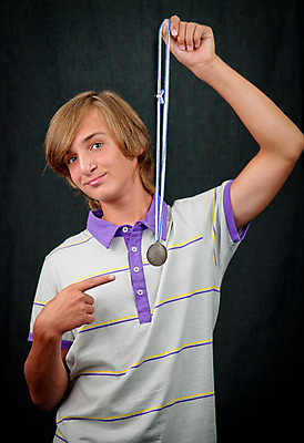 포토 JPG 해외이미지 모델 디자인 남자 스포츠 백그라운드 셔츠 티셔츠 생각 바지 건강 한명 소년 10대 갈색 검은색 어둠 화물 선탠 자르기 메달 스마트 옷입기 팔 부족 심각 해외202004 해외포토 1 어린이 컬러 컨셉 상의 모션 청소년 하의 사람 신체부위 운송업 상_상패 파일형식 이미지허브