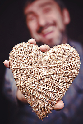 포토 JPG 해외이미지 모양 백인 학생 손 남자 행복 백그라운드 손가락 관계 휴가 실내 발렌타인데이 관리 선물 사랑 한명 미소 사람 정장 성인 청춘 흰색 하트 잡기 뜨개질 바느질 심볼 오브젝트 사인 큐피드 보여주기 고립 옛날 해외202004 해외포토 서양인 1 옷 감정 컬러 컨셉 모션 데이이벤트 표정 취미 내부 신체부위 파일형식 이미지허브