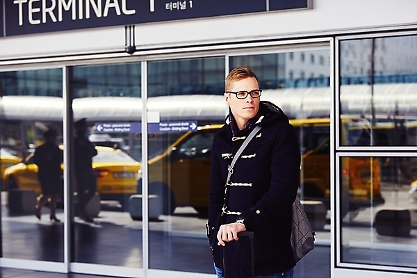 포토 JPG 해외이미지 백인 라이프스타일 안경 여행 가방 교통시설 자동차 거리 한명 서기 사람 성인 야외 건물 반사 여행객 문 여행가방 재킷 짐 도시 비즈니스맨 기다림 우아함 역 공항 옷입기 택시 수하물 터미널 해외202004 해외포토 서양인 1 건축물 잡화 남자 육상교통 교통 컨셉 비즈니스 모션 승용차 생활 외투 직장인 시설 파일형식 이미지허브