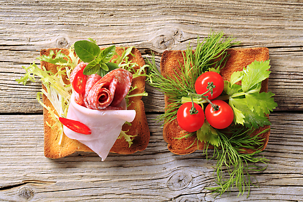 포토 JPG 해외이미지 음식 빵 조각 2 토마토 채소 샌드위치 사람없음 목재 시골 신선 아침식사 햄 머리위 토스트 점심식사 딜 루꼴라 반주 살라미 해외202004 해외포토 나무 재료 육류 식사 파일형식 이미지허브