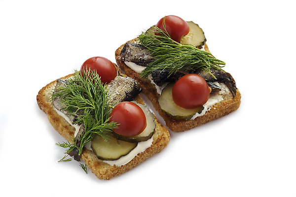 포토 JPG 해외이미지 접시 음식 빵 토마토 오이 샌드위치 어류 사람없음 굽기 피클 토스트 훈제 마요네즈 내추럴 절임 해외202004 해외포토 식기 채소 수중동물 소스_음식 구이 파일형식 이미지허브