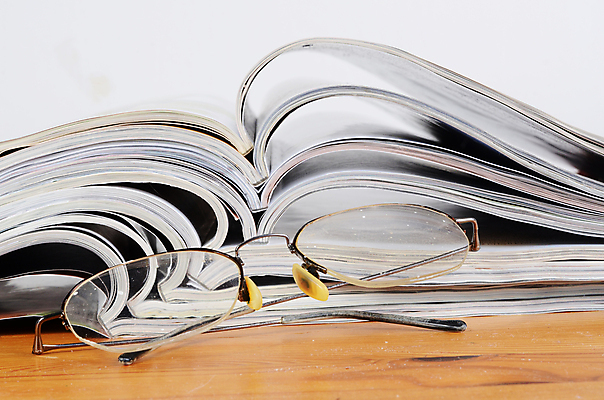 포토 JPG 해외이미지 라이프스타일 종이 안경 탁자 사람없음 독서 쌓기 오픈 뉴스 잡지 인쇄 읽기 묘사 해외202004 해외포토 잡화 가구 모션 생활 간행물 파일형식 이미지허브