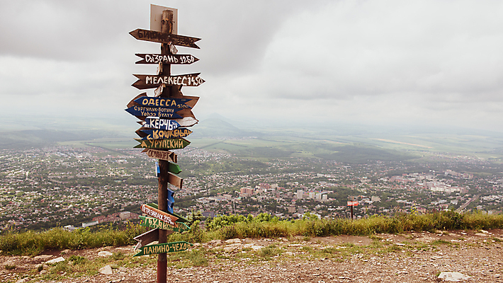 포토 JPG 해외이미지 디자인 배너 외관 유럽 포스터 도로 여행 백그라운드 자연 하늘 추상 화살 거리 프레임 안전 사람없음 야외 건물 도시풍경 픽토그램 검은색 산책 정보 기둥 도시 표지판 판넬 방향 사인 런던 인덱스 북쪽 프라하 베를린 동쪽 타이틀 남쪽 모스크바 서쪽 시리아 예루살렘 예시 옛날 요르단 이라크 이스라엘 충고 바르샤바 파리(프랑스) 해외202004 해외포토 건축물 건축 나라 길 컬러 무늬 중동 교통시설 휴식 영국 알림판 독일 풍경 생태계 러시아 체코 서아시아 폴란드 파일형식 이미지허브