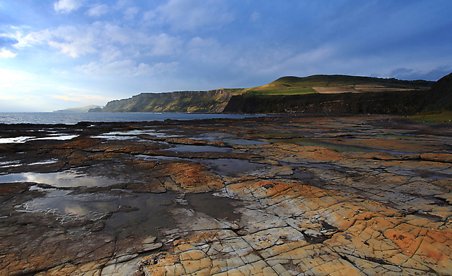 포토 JPG 해외이미지 구름 유럽 파도 바다 여행 자연 하늘 영국 잉글랜드 풍경 해변 사람없음 야외 물 파란색 관광지 황혼 일몰 만 저녁 암초 해외202004 해외포토 자연요소 나라 컬러 노을 야간 생태계 파일형식 이미지허브
