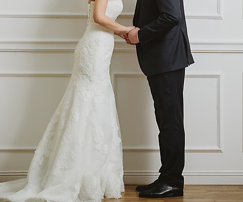 포토 JPG 해외이미지 손 커플 드레스 여자 남자 꽃 행복 꽃다발 결혼 2 관계 결혼식 남편 함께함 실내 관리 사랑 사람 성인 사람없음 검은색 흰색 축하 반지 잡기 아내 우아함 슛 약혼 해외202004 해외포토 식물 옷 감정 컬러 컨셉 장신구 모션 이벤트 내부 신체부위 약속 파일형식 이미지허브