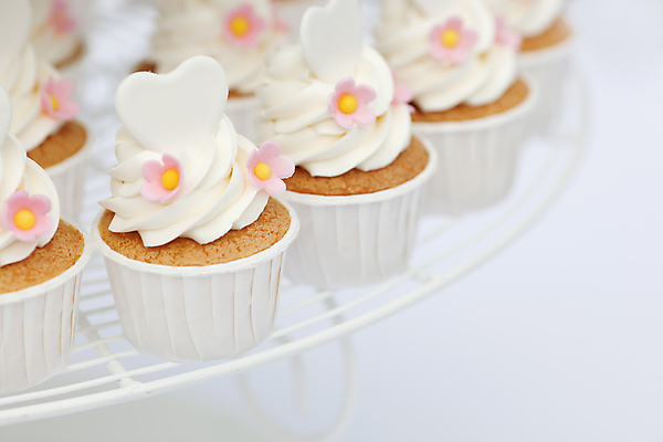 포토 JPG 해외이미지 커플 꽃 음식 분홍색 결혼 백그라운드 디저트 발렌타인데이 종류 사람없음 장식 컵 케이크 여러개 빵집 흰색 하트 우아함 달콤 혼합 작음 설탕 컵케이크 굽기 크림 토핑 미니 스타일링 해외202004 해외포토 모양 식물 식기 컬러 다수 컨셉 관계 데이이벤트 이벤트 상점 맛 크기 구이 파일형식 이미지허브