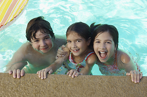 포토 JPG 해외이미지 주간 응시 여자 남자 어린이 수영장 소년 상반신 야외 앞모습 어린이만 어깨에손 해외202004 해외포토 자연요소 시선 뷰포인트 모션 사람 파일형식이미지허브