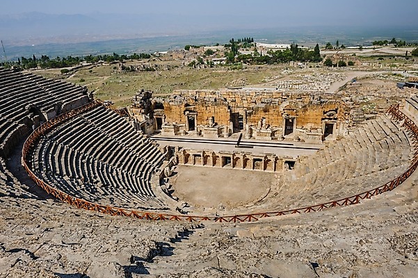 포토 JPG 해외이미지 여행 백그라운드 건축양식 휴가 유물 미술 사람없음 경기장 무대 골동품 도시 시간 역사 큼 극장 지중해 폐허 드라마 콜로세움 원형경기장 칠면조 단계 그리스인 고고학 로마인 옛날 원형극장 해외202004 튀르키예 해외포토 서양인 전통 교육 건축 아시아 바다 스포츠시설 조류 문화예술 인종 크기 로마 파일형식 이미지허브