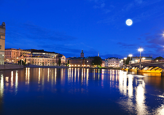 포토 JPG 해외이미지 나무 공원 건축양식 창문 교통시설 하늘 호텔 전등 주택 스웨덴 사람없음 건물 물 파란색 갈색 항구 회색 달 흰색 도시 만 보트 야간 가득함 묘사 장면 지역 포트 스칸디나비아 스톡홀름 옛날 올드타운 해외202004 해외포토 자연요소 식물 건축물 공공시설 건축 컬러 교통 배_교통 숙소 조명 북유럽 시설 파일형식 이미지허브