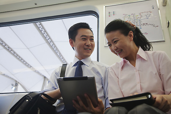 포토 JPG 해외이미지 커플 응시 로우앵글 여행 회사 비즈니스 교통시설 함께함 실내 대화 앉기 두명 가로 30대 컬러풀 중국 전철 결합 출장 옷입기 베이징 예복 내려보기 해외202004 해외포토 시선 옷 아시아 육상교통 뷰포인트 컬러 교통 컨셉 관계 모션 대중교통 말하기 사람 내부 장년 시설 파일형식 이미지허브