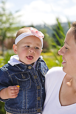 포토 JPG 해외이미지 모델 1 옷 딸 어린이 포즈 자연 엄마 사랑 사람 야외 두명 유행 표현 아기 잡기 닫기 자르기 연도 묘사 걸음마 스타일 해외202004 해외포토 감정 가족 모션 생태계 파일형식 이미지허브