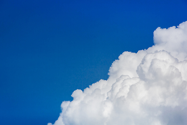 포토 JPG 해외이미지 구름 백그라운드 자연 하늘 날씨 프레임 안테나 풍경 경사 사람없음 파란색 빛 햇빛 우주 맑음 침묵 자유 흰색 그룹 분위기 정상 순수 층 천국 솜털 스카이라인 흐림 강렬 넘어짐 유일 해외202004 해외포토 자연요소 컬러 컨셉 통신 모션 태양 소리 생태계 파일형식 이미지허브