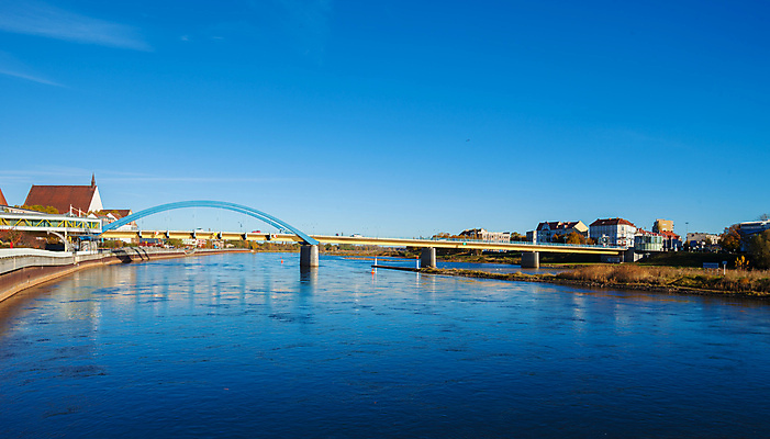 포토 JPG 해외이미지 유럽 건축양식 하늘 독일 사람없음 파란색 강 노란색 맑음 연결 광택 폴란드 건너기 프랑크푸르트 카피스페이스 해외202004 해외포토 건축 나라 컬러 모션 날씨 공백 도시 파일형식 이미지허브
