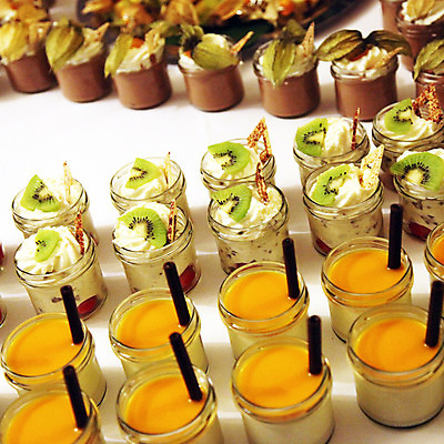 포토 JPG 해외이미지 음식 과일 유리 디저트 키위 사람없음 케이크 식사 저녁식사 달콤 설탕 크림 핸드메이드 휘핑크림 해외202004 해외포토 재질 맛 휘핑 파일형식 이미지허브