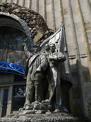 포토 JPG 해외이미지 조각 건축양식 노동자 기술 사람없음 평화 도시 5월 진행 공산주의 모스크바 해외202004 해외포토 직업 건축 컨셉 날짜 러시아 파일형식 이미지허브