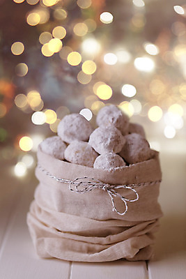 포토 JPG 해외이미지 전통 음식 결혼 크리스마스 탁자 휴가 디저트 전등 요리 사람없음 장식 쿠키 과자 얼음 흰색 축하 달콤 가루 설탕 보케 버터 그리스인 페스츄리 핸드메이드 해외202004 튀르키예 해외포토 자연요소 서양인 기념일 아시아 빵 컬러 가구 컨셉 조명 이벤트 맛 파일형식 이미지허브