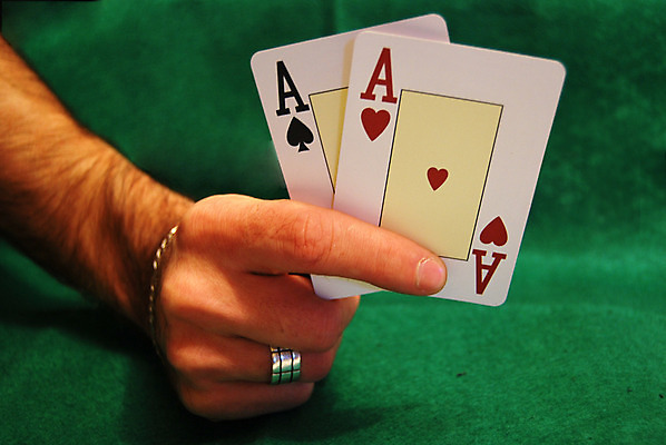 포토 JPG 해외이미지 손 스포츠 놀이 탁자 사람없음 초록색 게임 하트 우승 신용카드 행운 도박 위험 갑판 카지노 쇼 포커 중독 대회 습관 라스베가스 승자 에이스 벤처기업 해외202004 해외포토 모양 컬러 가구 컨셉 배_교통 비즈니스 신체부위 금융 최고 트럼프 파일형식 이미지허브