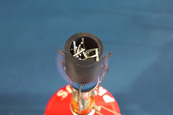 포토 JPG 해외이미지 백그라운드 유리 불 사람없음 빨간색 금속 재활용 장비 체험 뜨거움 액체 황금 붓기 닫기 제조 휘발유 은색 냄비 보석 철 버너 묘사 만들기 가스 난방 청동 온도 펜치 무거움 물리학 방법 주조 철강 해외202004 해외포토 자연요소 교육 컬러 컨셉 모션 재질 공구 무게 석유 솥 광석 친환경 물리 파일형식 이미지허브