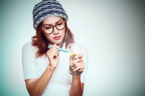 포토 JPG 해외이미지 학생 응시 여자 교육 행복 안경 생각 전구 성공 설계 아이디어 관리 창조 한명 사람 책 스터디 기쁨 램프 기자 계획 작가 해결 지능 해외202004 해외포토 직업 1 시선 잡화 감정 컨셉 조명 학습 파일형식 이미지허브