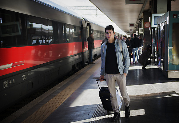 포토 JPG 해외이미지 백인 1 라이프스타일 응시 남자 여행 신체 비즈니스 교통시설 한명 서기 사람 성인 숫자 여행객 걷기 여행가방 기차 짐 흰색 도시 역 가득함 승객 길이 단상 해외202004 해외포토 서양인 문자 시선 육상교통 컬러 교통 가방 모션 대중교통 생활 시설 파일형식 이미지허브