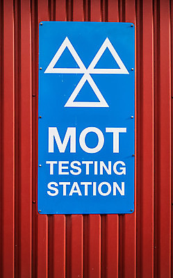 포토 JPG 해외이미지 직업 유럽 여행 자동차 영국 잉글랜드 안전 사람없음 빨간색 파란색 상점 시험 흰색 작업실 수리 심볼 서비스 사인 문서 법 아일랜드 엔진 정비공 우표 모터 유지 여관 그런지 왕국 자동 차고 스코틀랜드 해외202004 해외포토 교육 나라 육상교통 컬러 숙소 기술자 파일형식 이미지허브